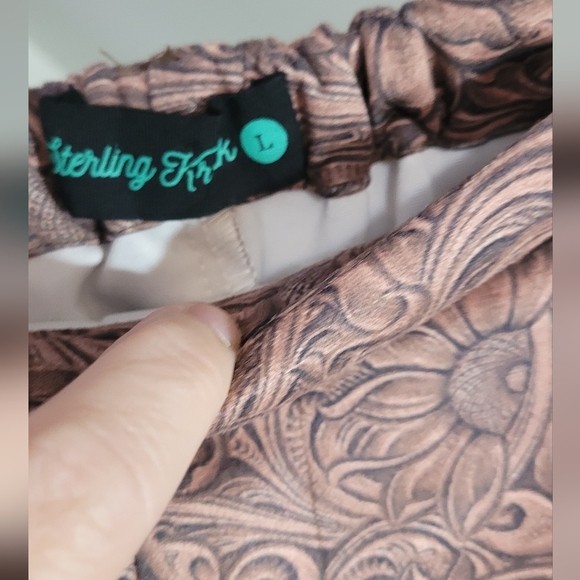 Sterling Kreek Brown Tooled Leather Look Patterned Women's Shorts With Fringe L - Picture 3 of 6